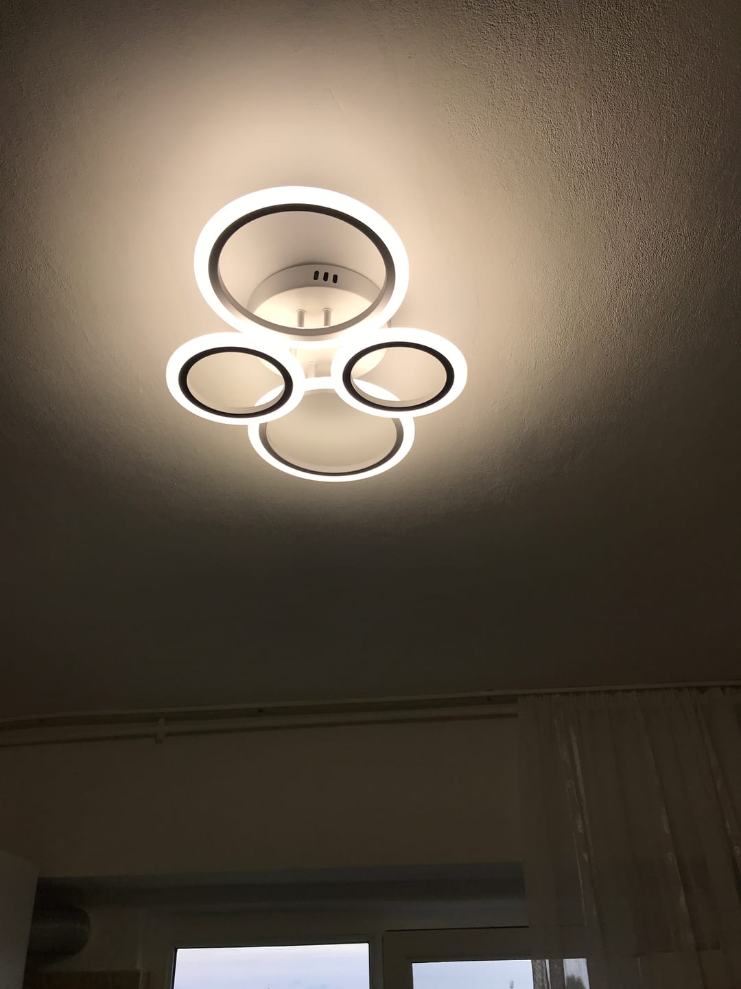 Customer photo review of Lustra LED 2+2 CIRCLE Design Alb Echivalent 400W Telecomanda