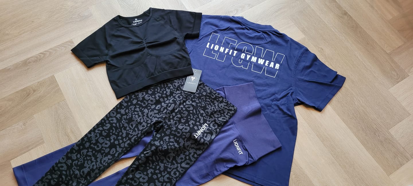 Customer photo review of Kion Oversized Tee Dark Blue