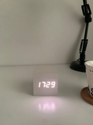 Customer photo review of Réveil bois cube
