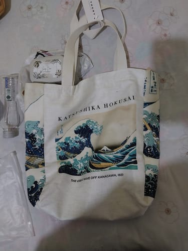 Customer photo review of The Great Wave off Kanagawa Omuz Çantası