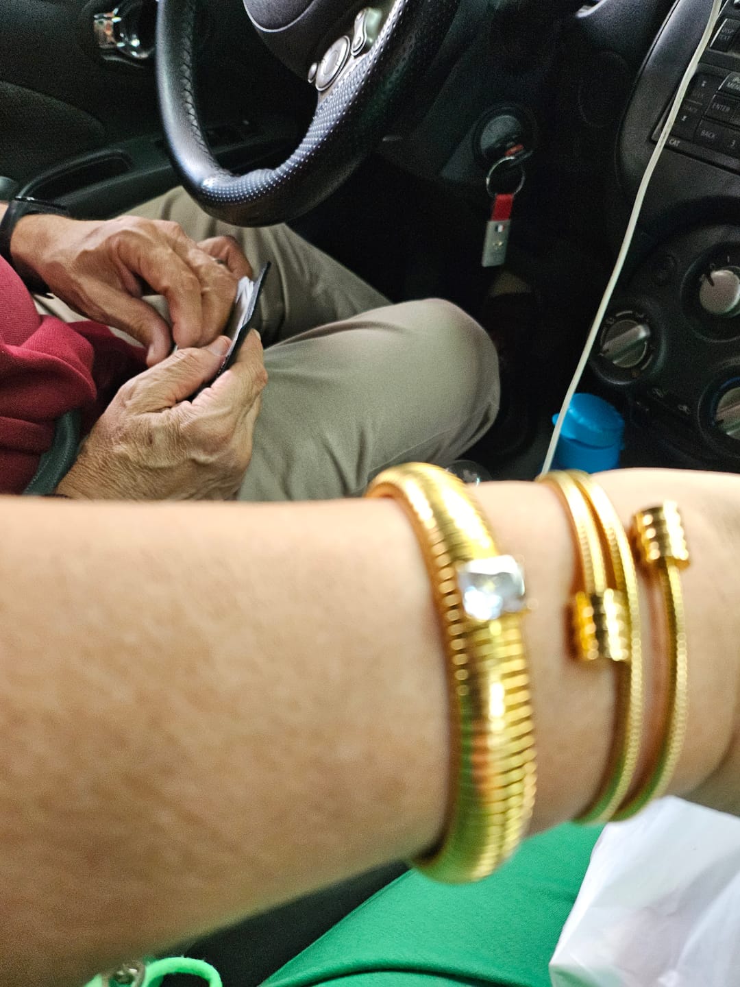 Customer photo review of Bracelete Capri Banhado em Ouro 18k