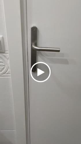 Customer video review of Manilla modelo '403' con placa estrecha ovalada de acero inoxidable para puertas metálicas