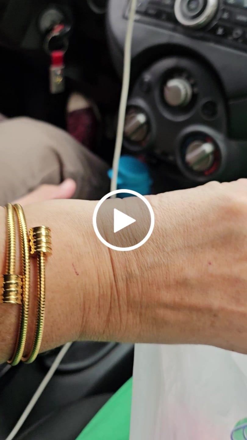 Customer video review of Bracelete Espiral Tríplice Banhada em Ouro 18K
