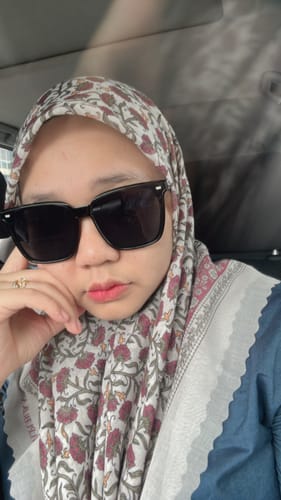 Customer photo review of Cleo Square Framed Sunglasses