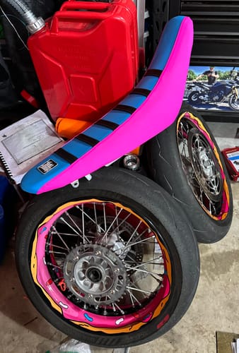 Customer photo review of SUZUKI '00-'24 DRZ400 SM/S/E - Hot Pink Sides / Sky Blue Top / Black Ribs