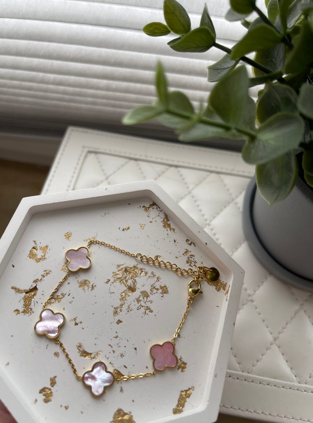 Customer photo review of Rosa Perlmutt Clover Armband | 18K vergoldet
