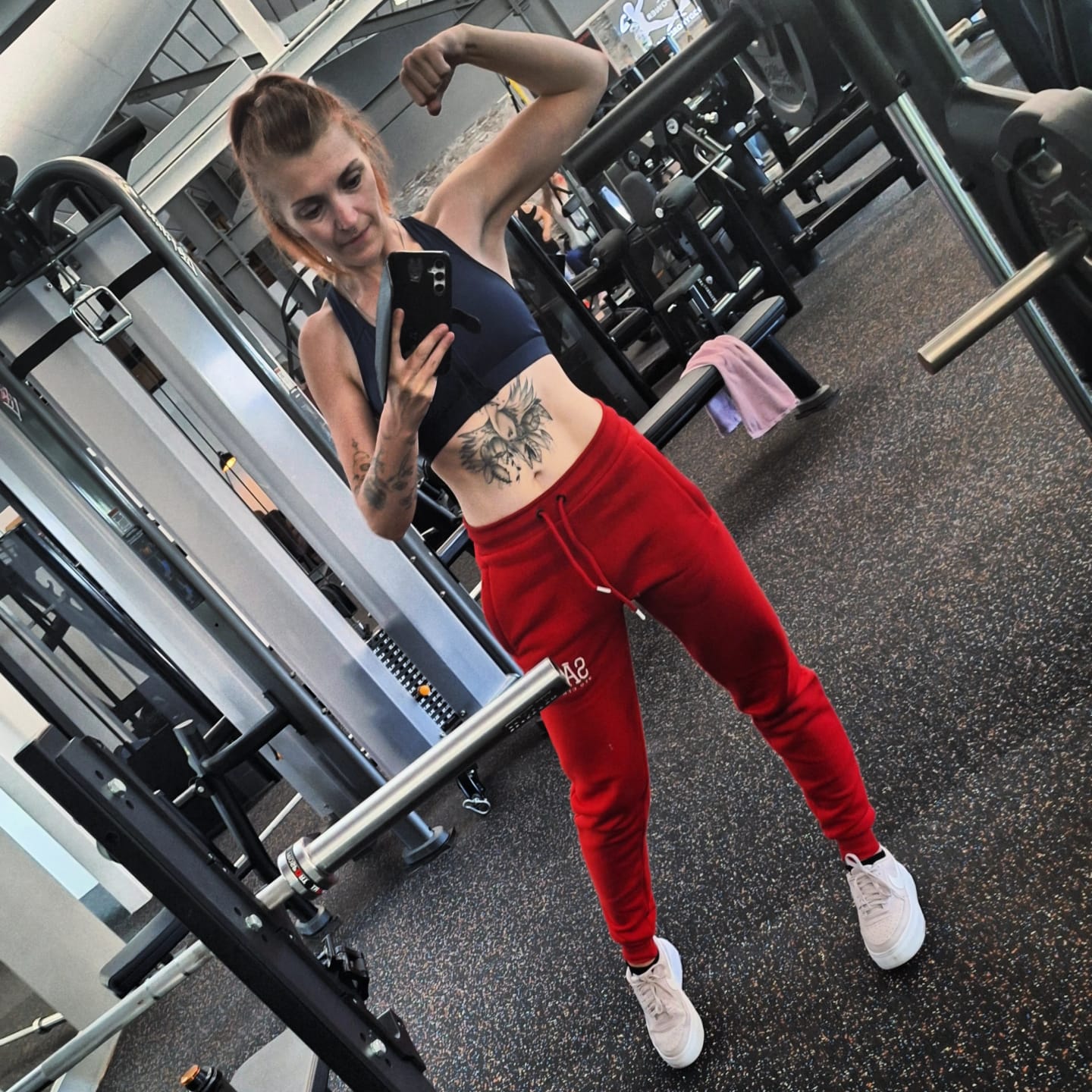 Customer photo review of Lifestyle Damen Jogginghose rot mit Stickerei by SAEBIS®