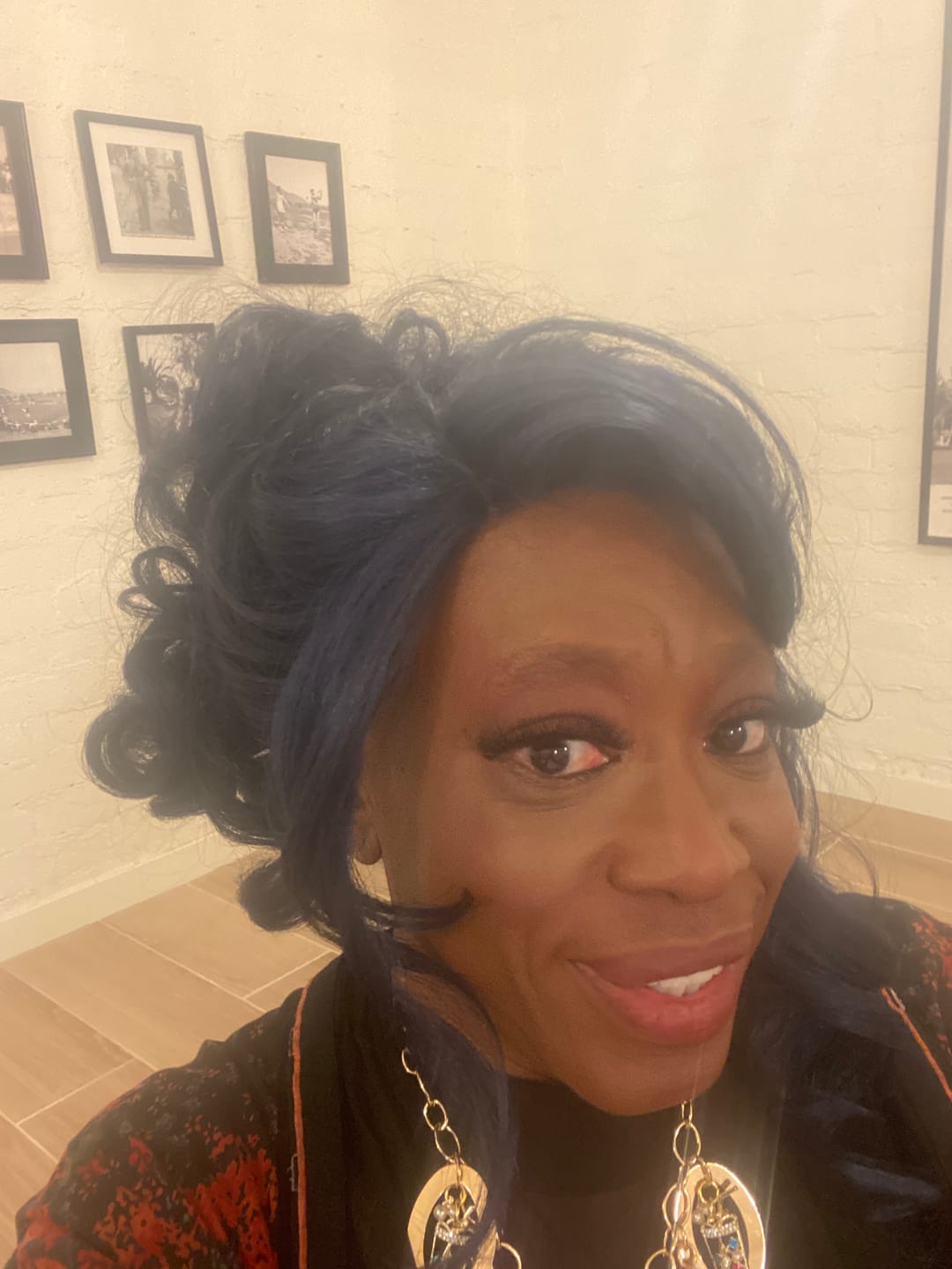 Customer photo review of Zury Sis Synthetic Invisible Top Part Lace Front Wig - IV-LACE H ARI 24 INCH