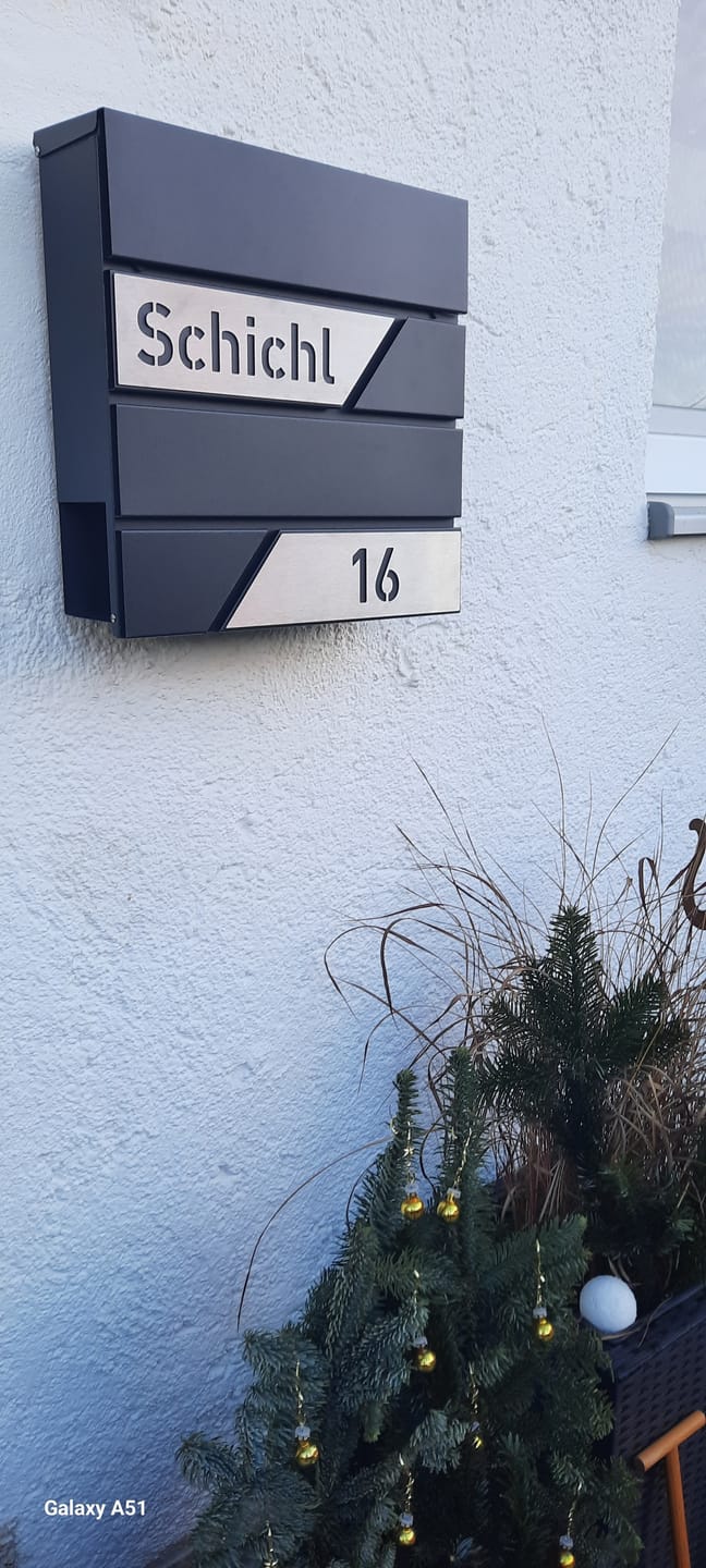 Customer photo review of AlbersDesign Briefkasten B1 Eisenglimmer (DB703) personalisiert mit Edelstahl-Schildern