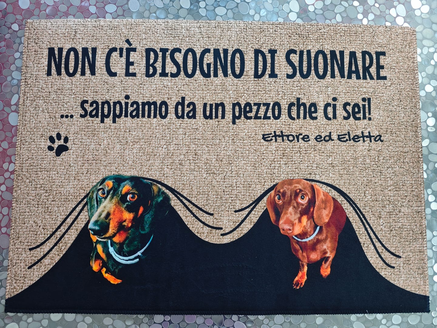 Customer photo review of Non c'è bisogno di suonare - Zerbino personalizzato