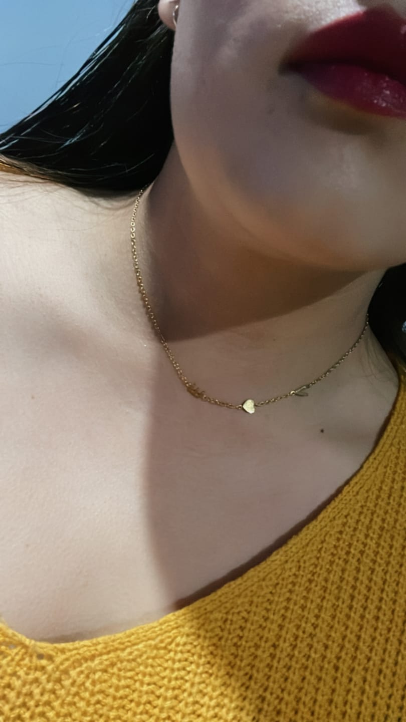 Customer photo review of Collar con iniciales personalizadas en horizontal