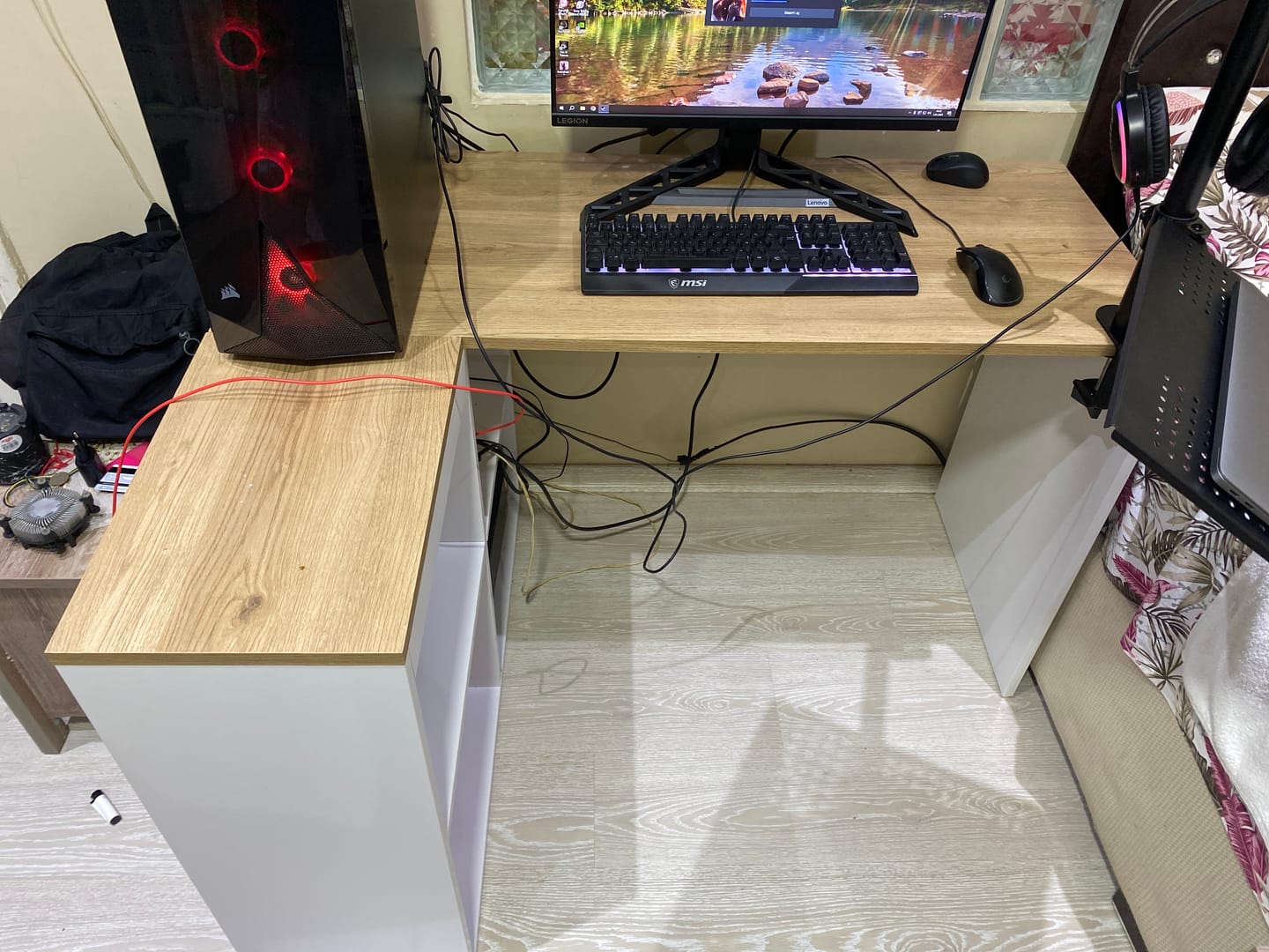 Customer photo review of Rani HA113 Çalışma Ofis Bilgisayar Masası 4 Raflı Köşeli Masa Beyaz - Sepet Ceviz 120 cm
