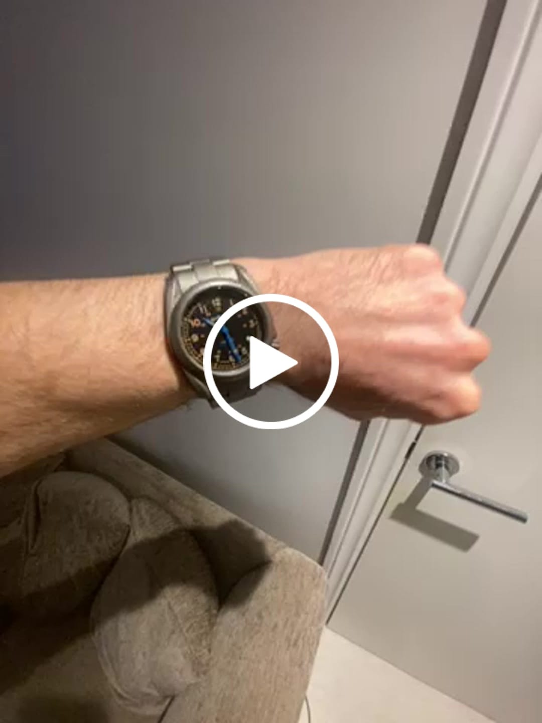 Customer video review of VOYAGER - 100M Waterproof Titanium Automatic Field Watch | Vintage Noir-bracelet