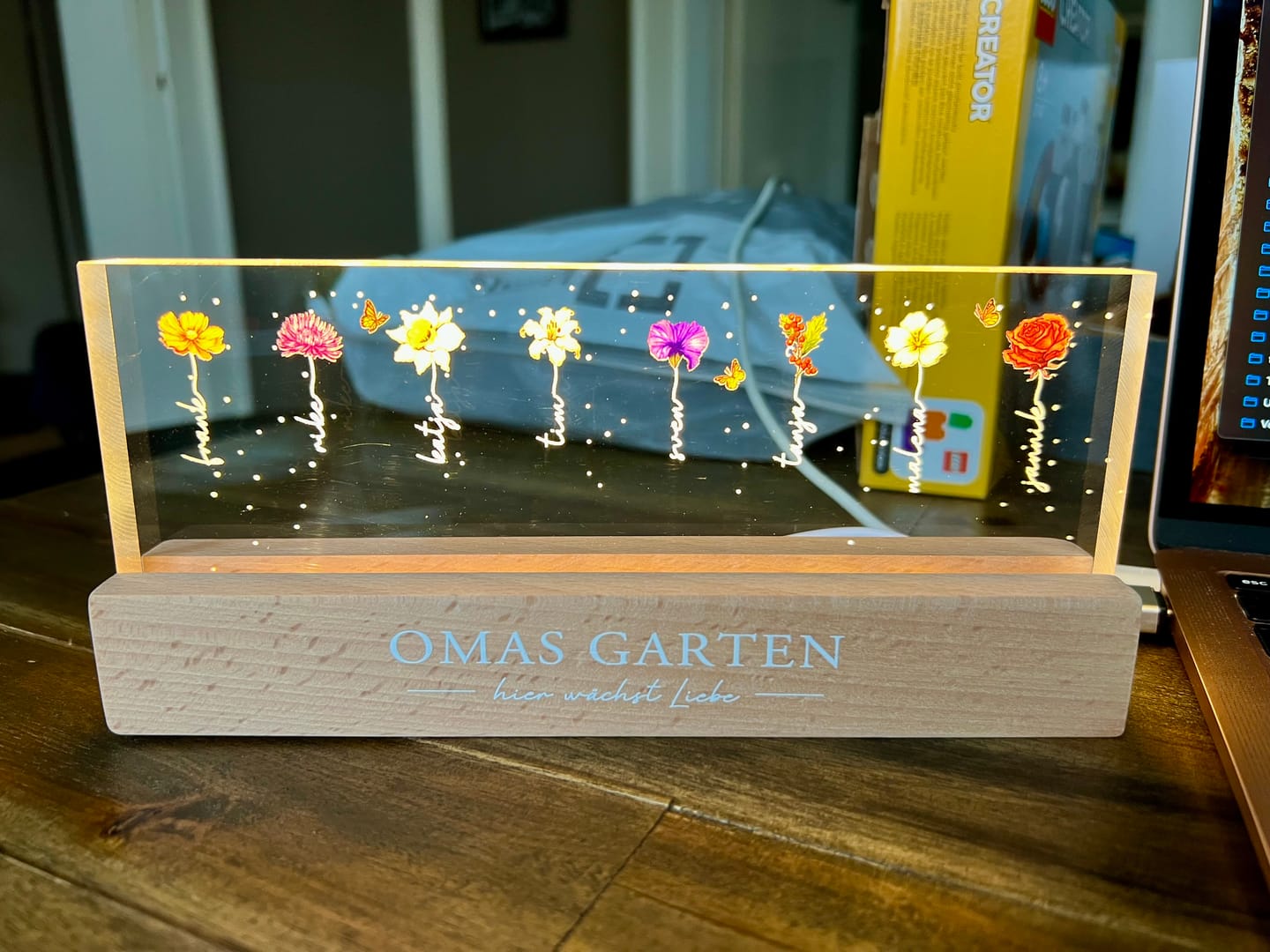 Customer photo review of Omas Garten - Personaliserter LED Aufsteller mit Blumen und Namen