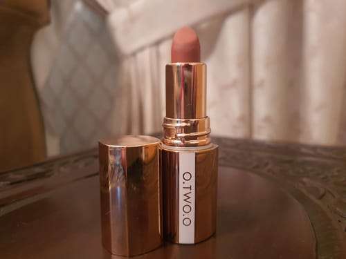 Customer photo review of O.TWO.O MISTY KISS LOCK COLOUR MATTE LIPSTICK