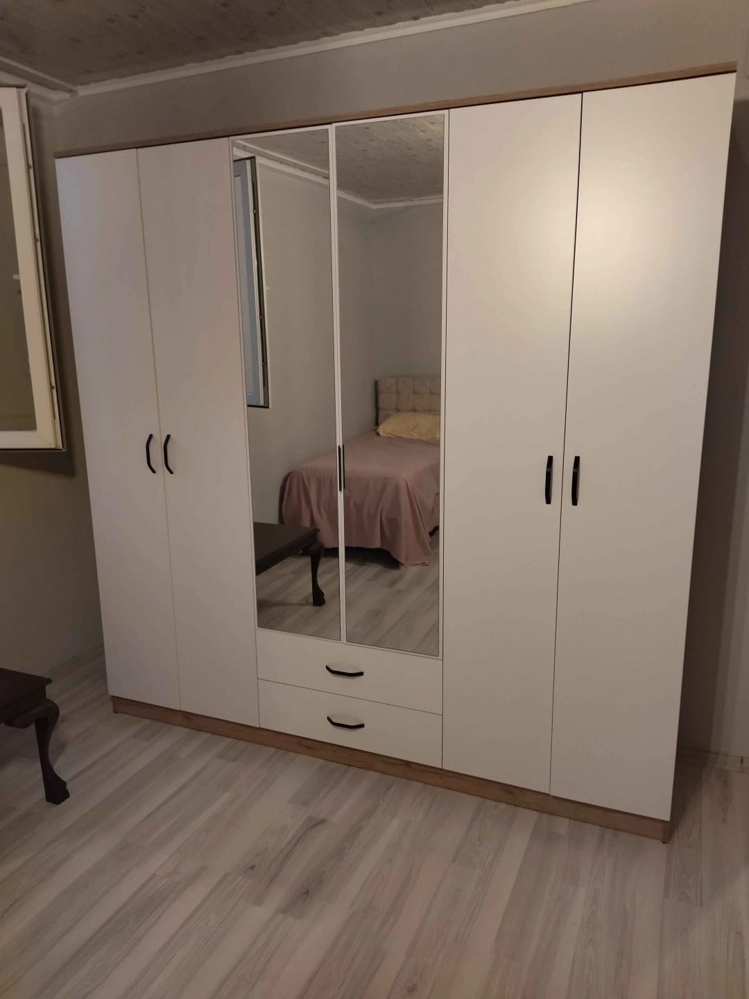 Customer photo review of Rani BA130 Geniş Gardırop Elbise Dolabı Aynalı Kapaklı 2 Çekmeceli 5 Raflı 3 Askılı Sepet Ceviz - Beyaz