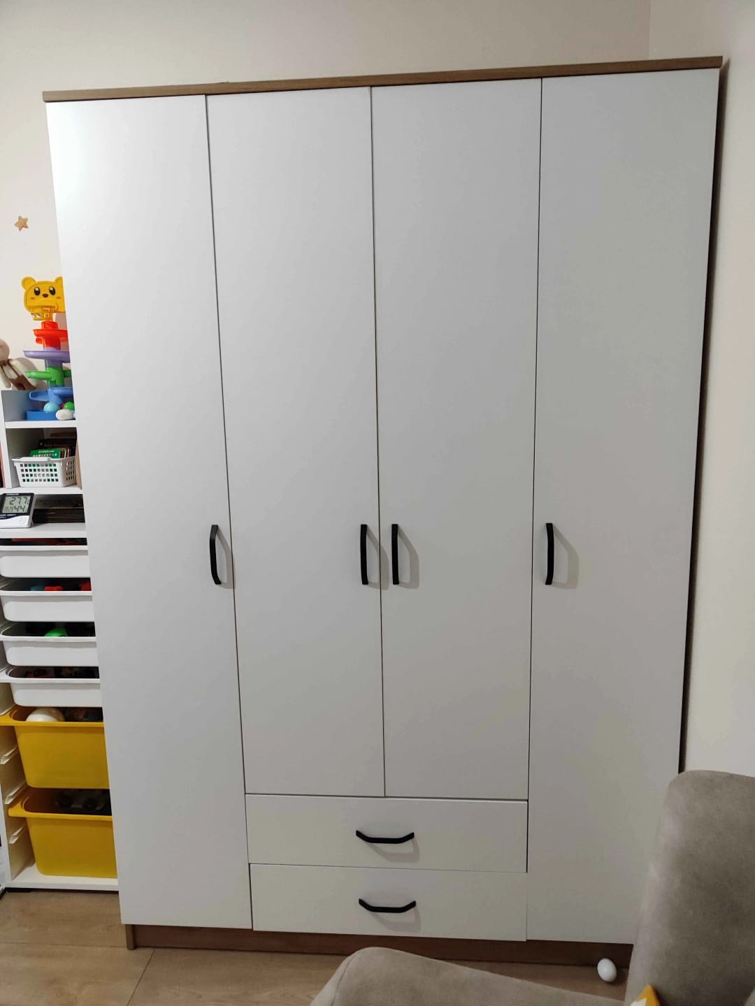 Customer photo review of Rani BA112 Geniş Gardırop Elbise Dolabı 4 Kapaklı 2 Çekmeceli 13 Raflı 1 Askılı Sepet Ceviz - Beyaz