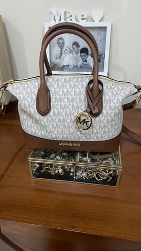 Customer photo review of Hyde Small Logo Satchel (VANILLA) - Disponivel