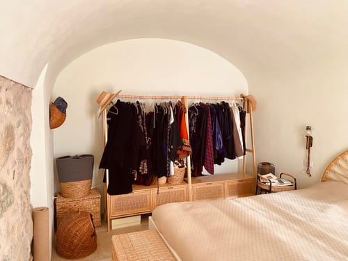 Customer photo review of TURKU - Portant vestiaire en bois massif et rotin/cannage