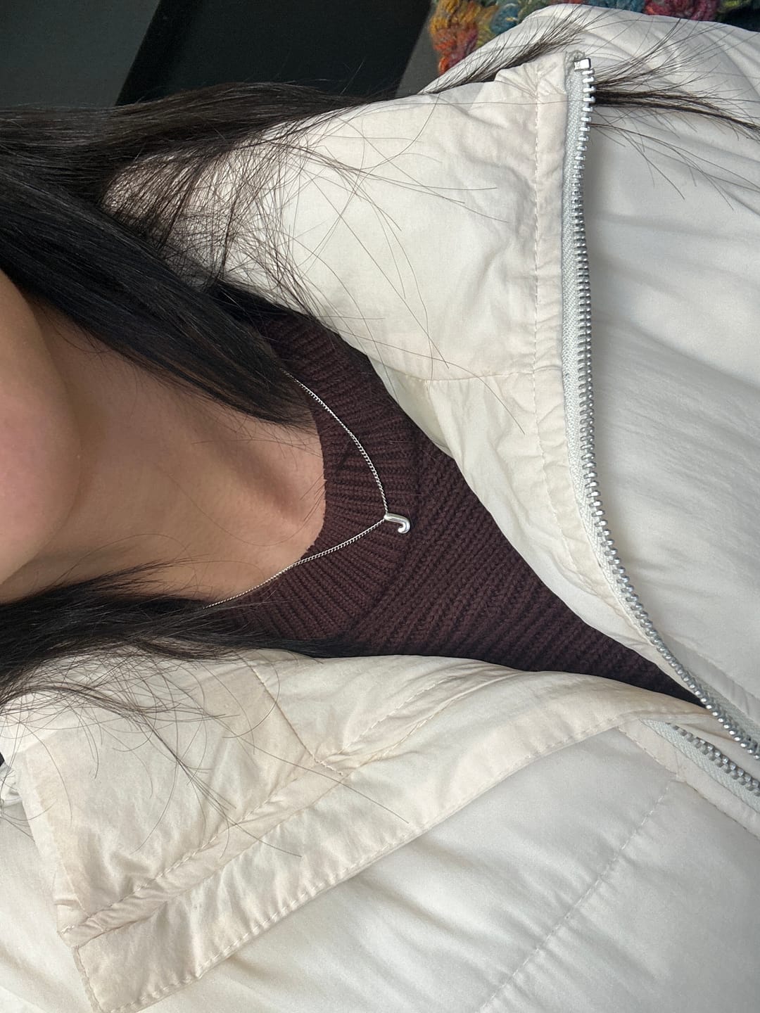 Customer photo review of Collar Plateado Mini Inicial Bubble