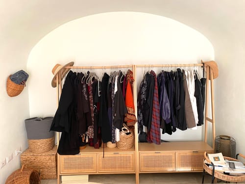 Customer photo review of TURKU - Portant vestiaire en bois massif et rotin/cannage