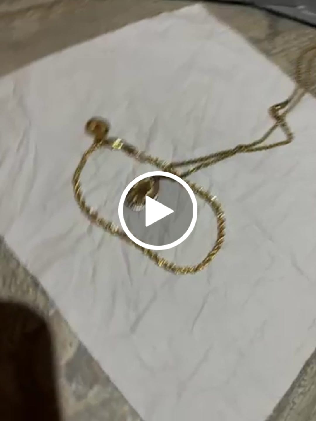 Customer video review of Pulsera Lazo en Oro laminado 18k