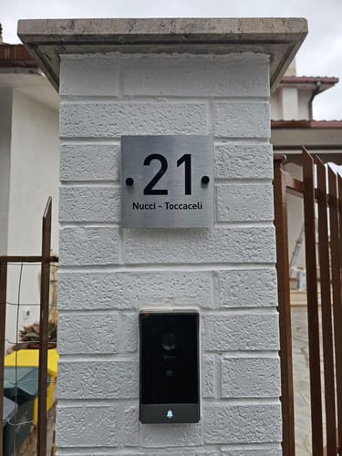 Customer photo review of Numero civico in alluminio modello Larimar Square