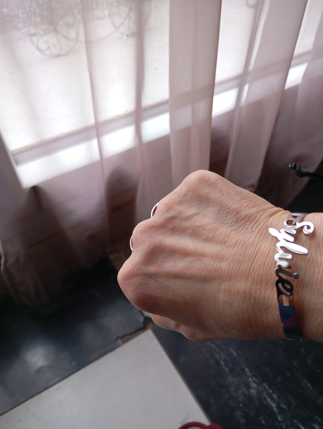 Customer photo review of Bracelet Jonc Ouvert Personnalisé