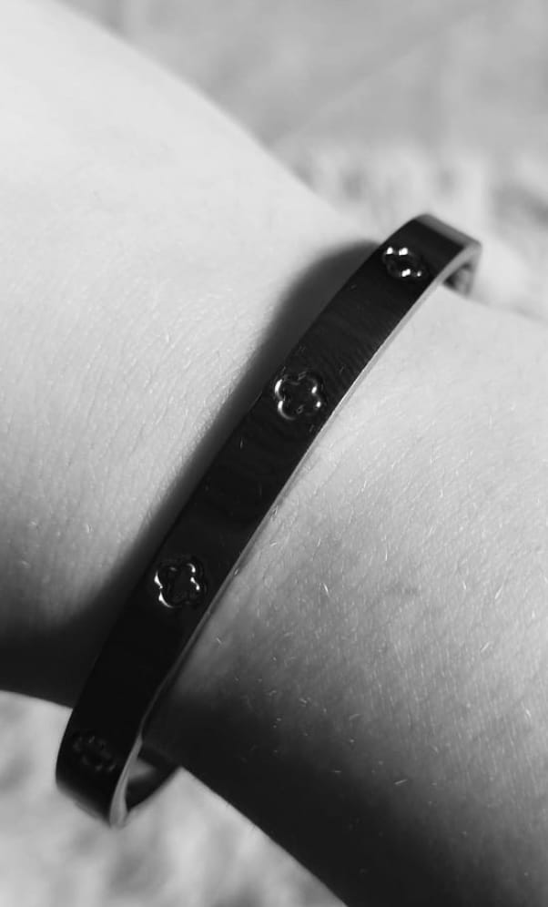 Customer photo review of Clover Stone Armreif | 18K vergoldet