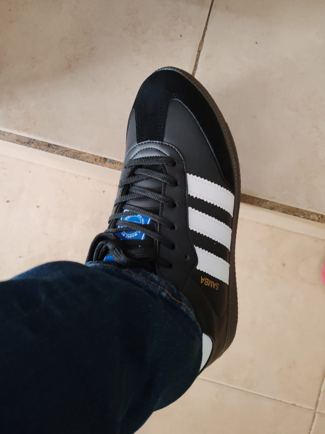 Customer photo review of Tenis Samba Negro Blanco