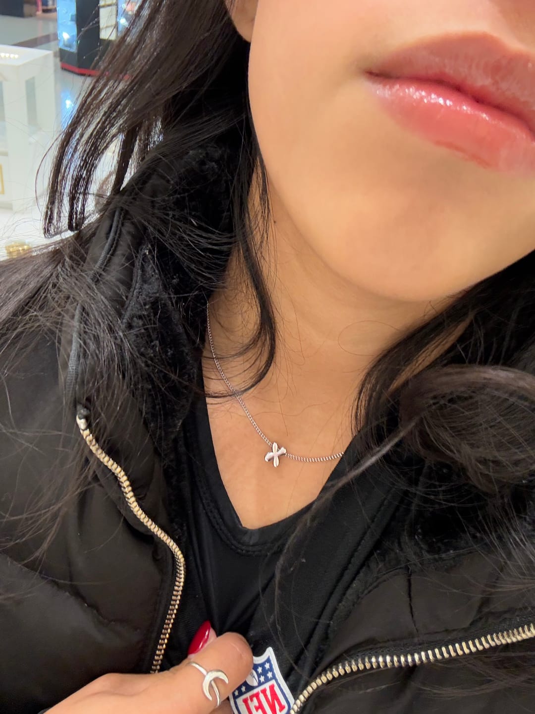 Customer photo review of Collar Plateado Mini Inicial Bubble