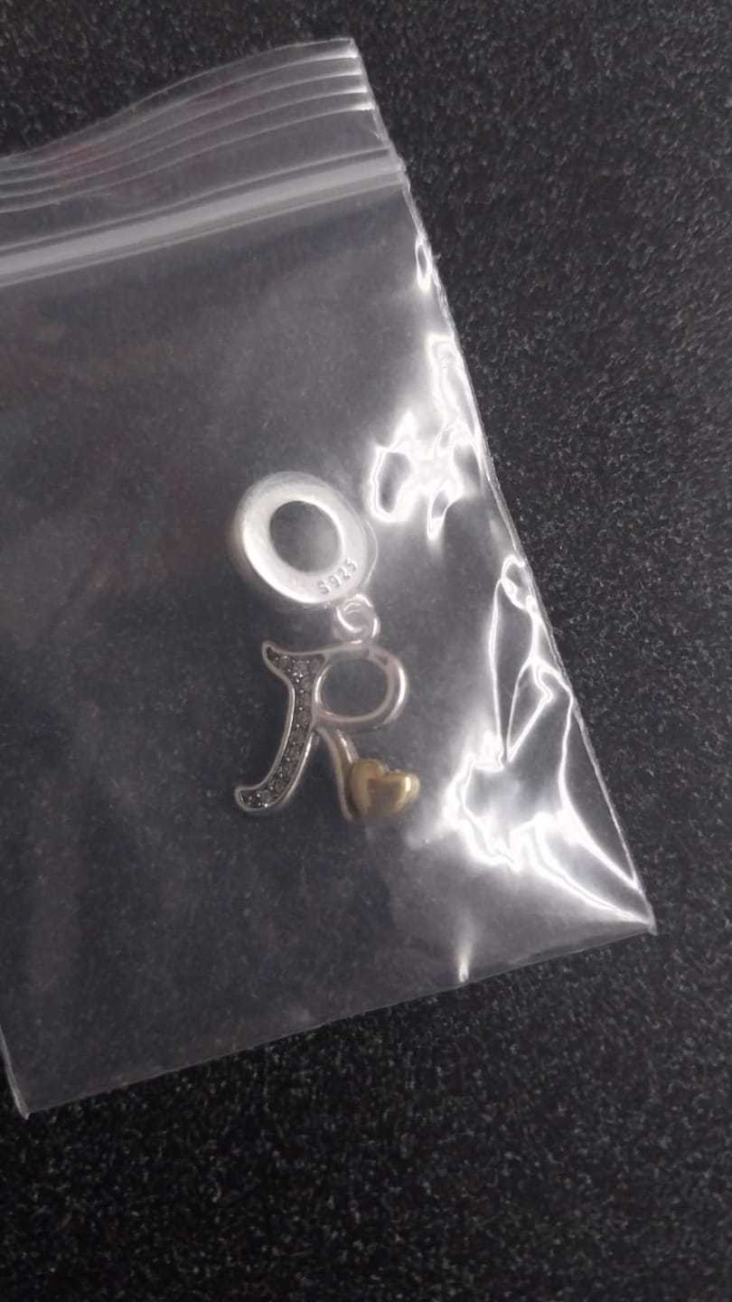 Customer photo review of Charm Letras del Alfabeto y Corazón Dorado