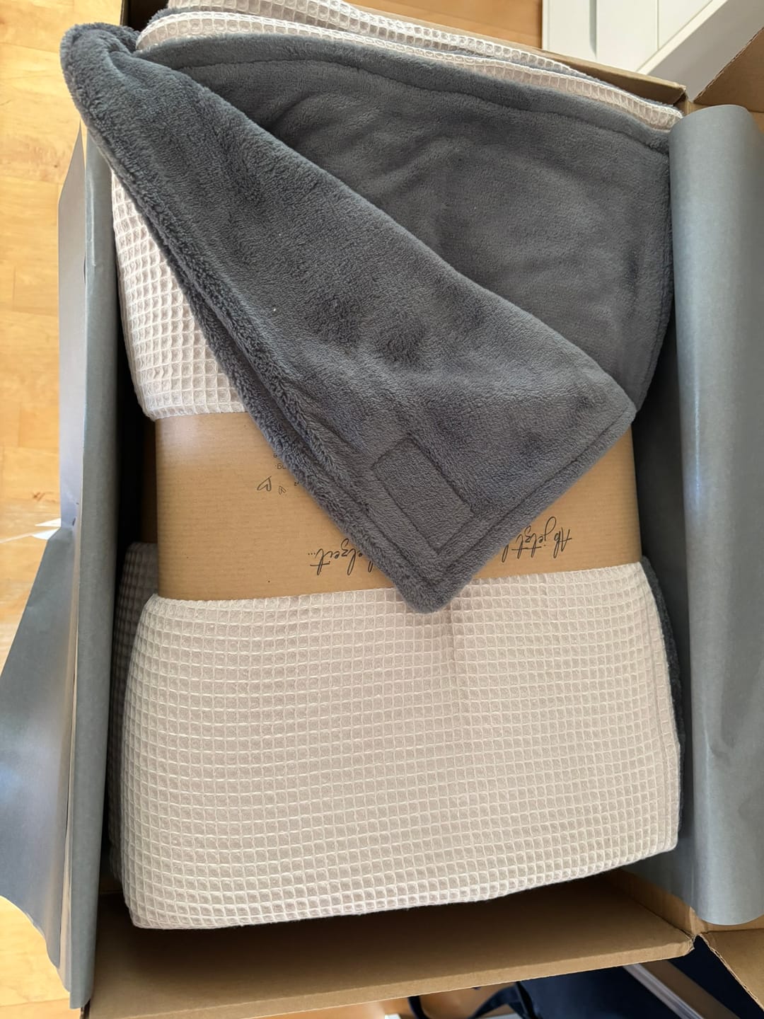 Customer photo review of Kuscheldecke "Vollkommen" Creme • Stahlgrau