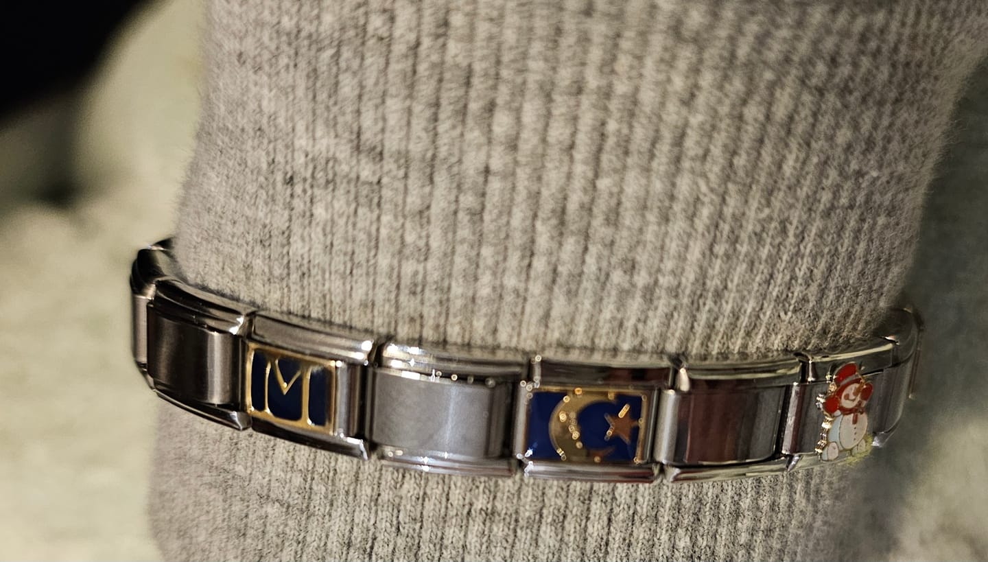 Customer photo review of Charm Luna Con Fondo Azul