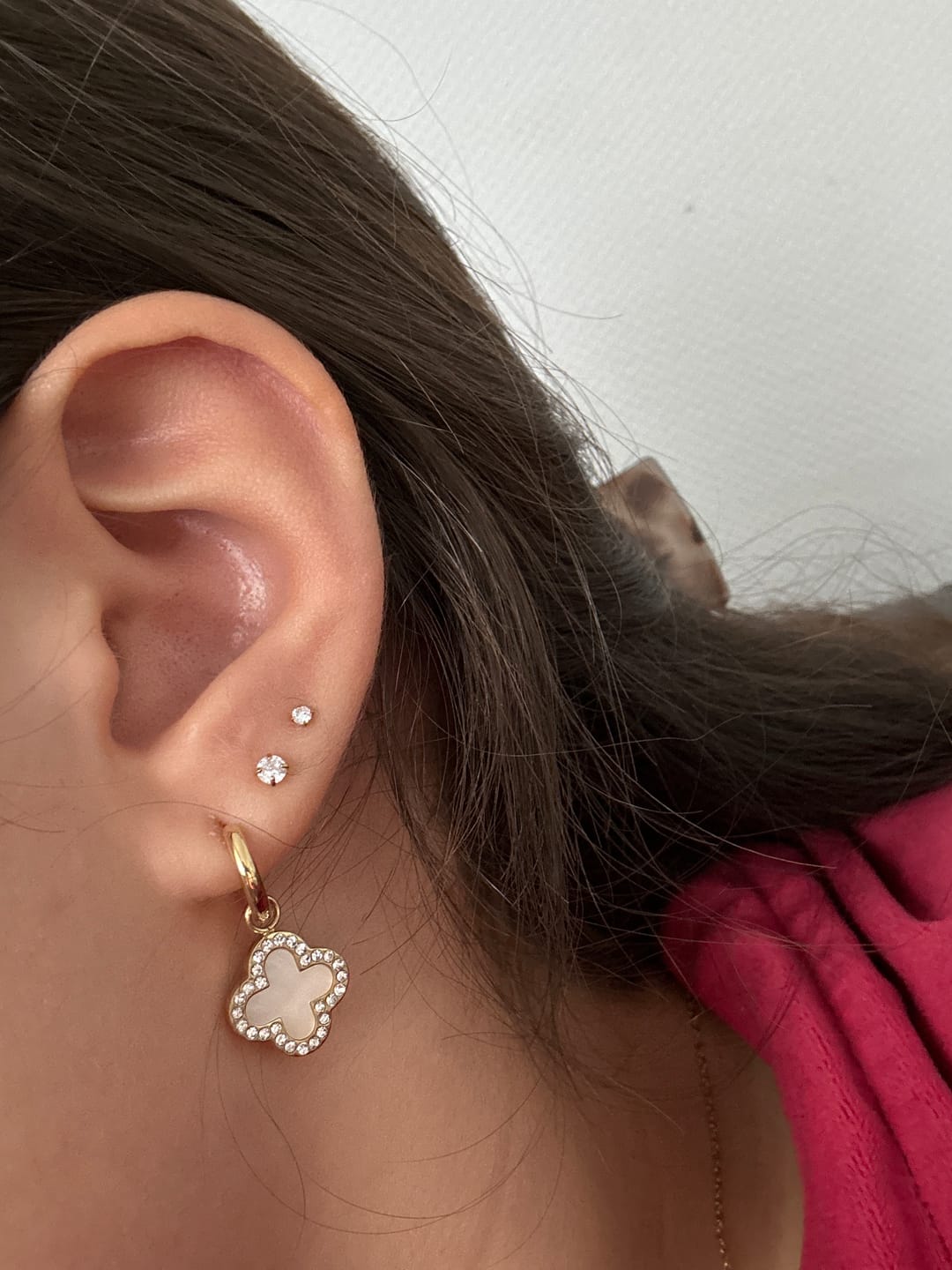 Customer photo review of Pave Perlmutt Lucky Leaf Ohrringe 14K Vergoldet