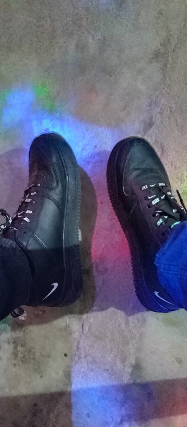 Customer photo review of Tenis 270 Blanco Negro Rojo