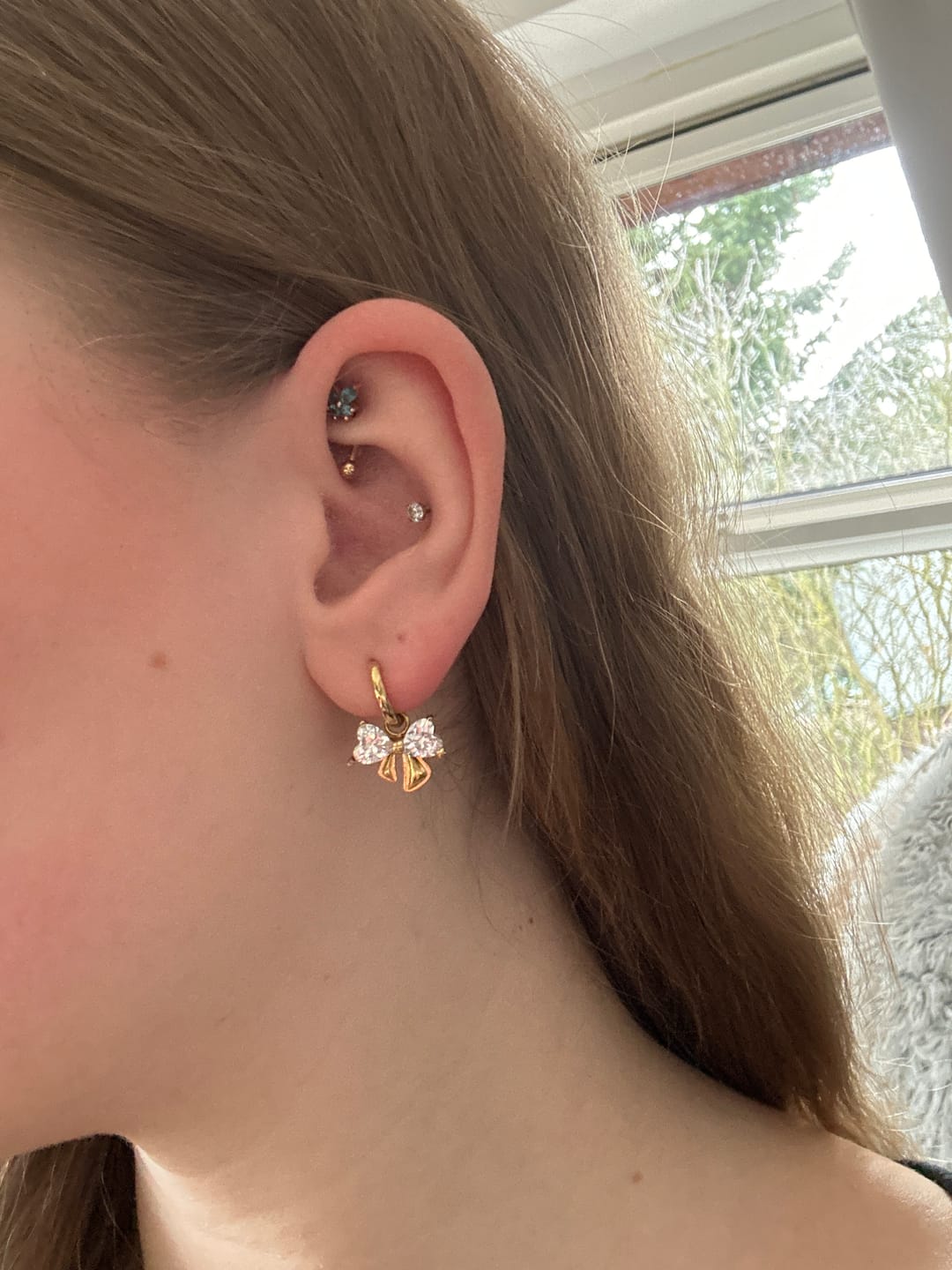 Customer photo review of Elegance Ribbon Huggie Ohrringe 14K Vergoldet