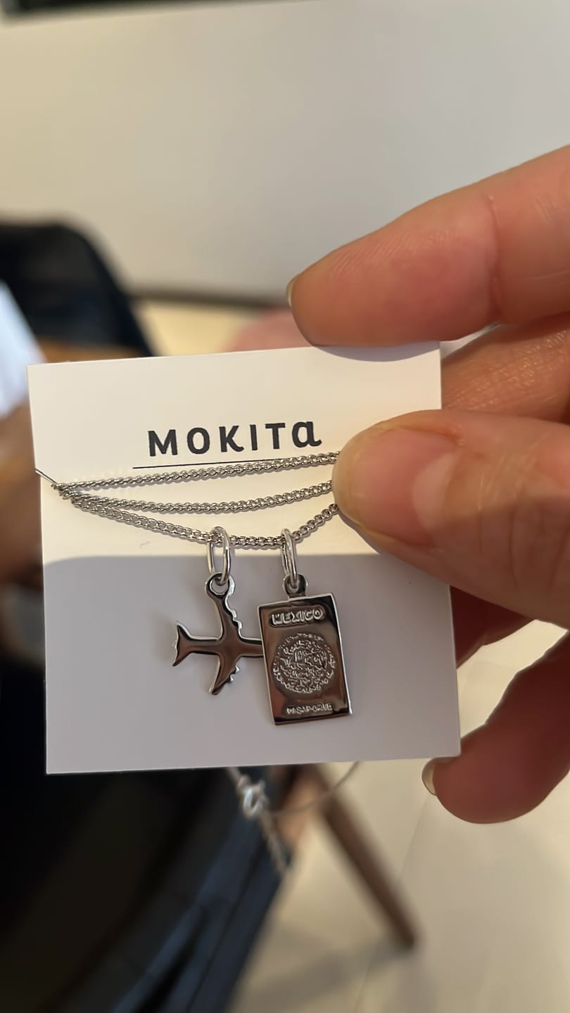 Customer photo review of Collar de Pasaporte con avión