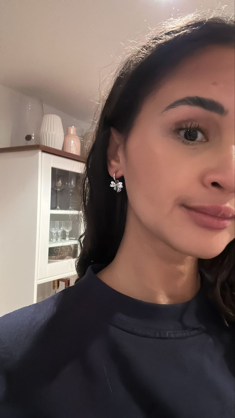 Customer photo review of Elegance Ribbon Huggie Ohrringe 14K Vergoldet