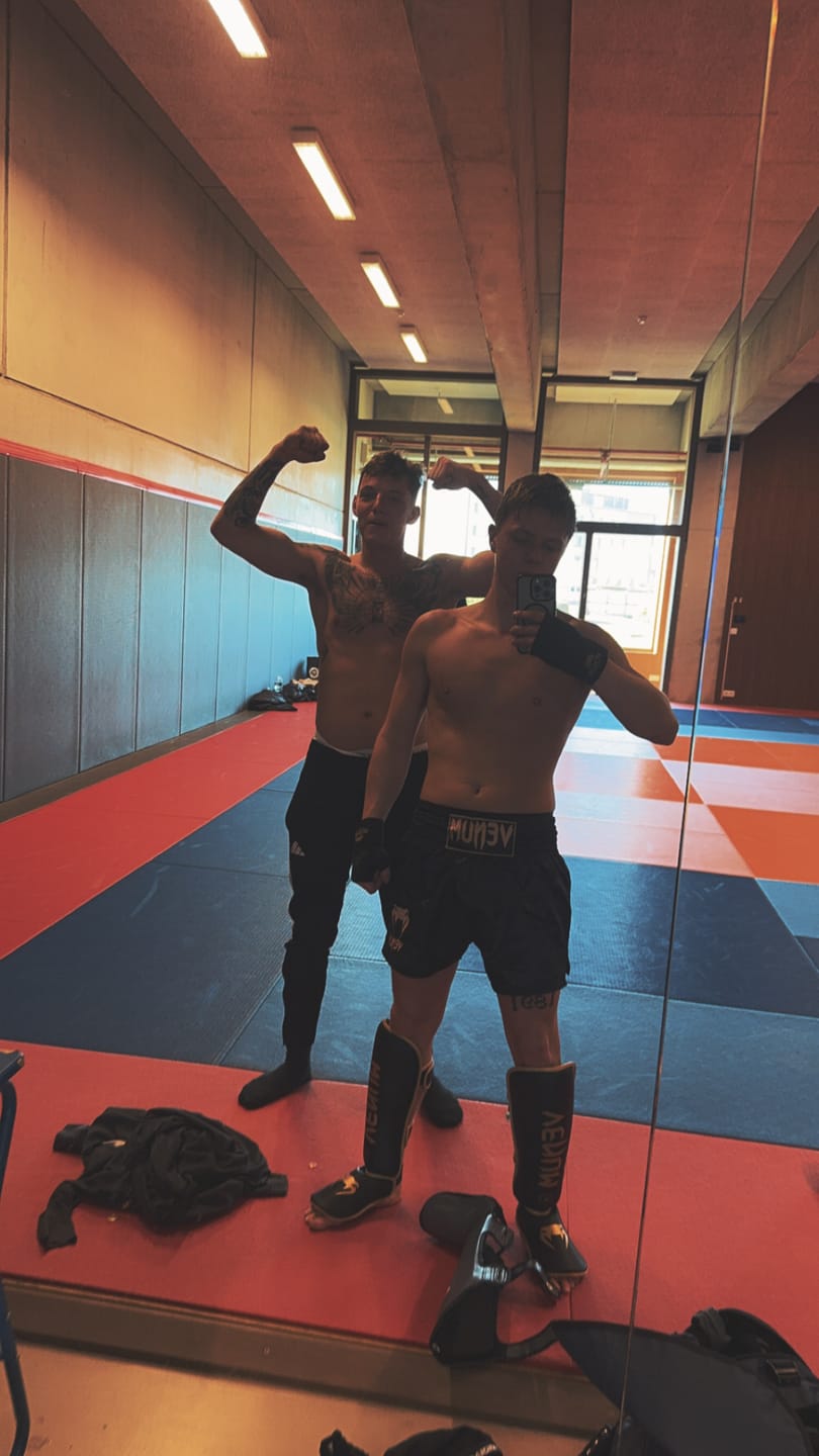 Customer photo review of Venum Kickboks Broekje Classic - Zwart/Goud