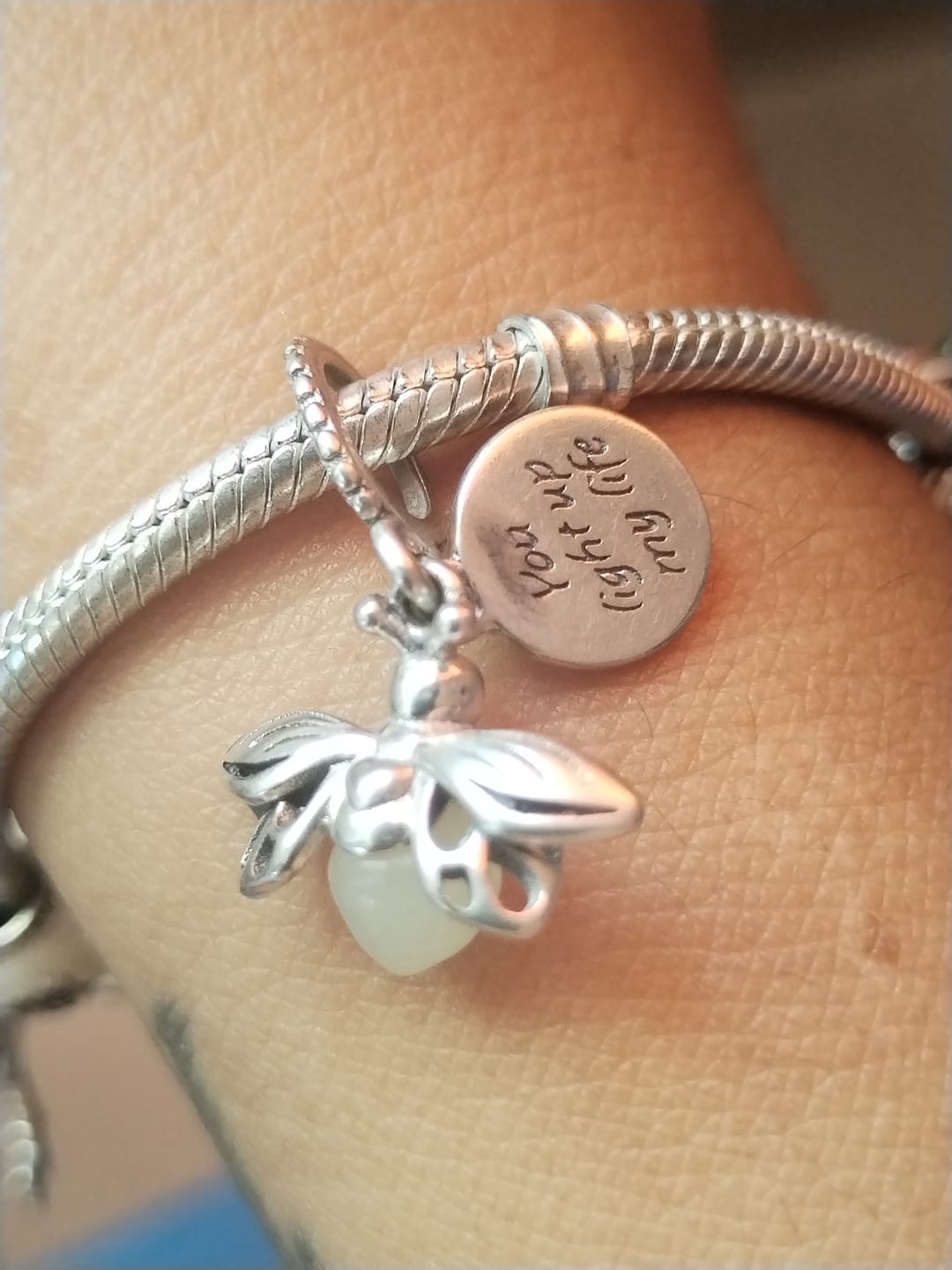 Customer photo review of Charm Luciernaga Evangeline "Iluminas Mi Vida" Fluorescente