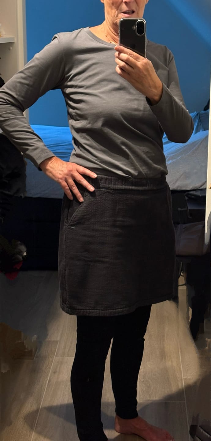 Customer photo review of Skirt Erin - Reversed Corduroy - Black