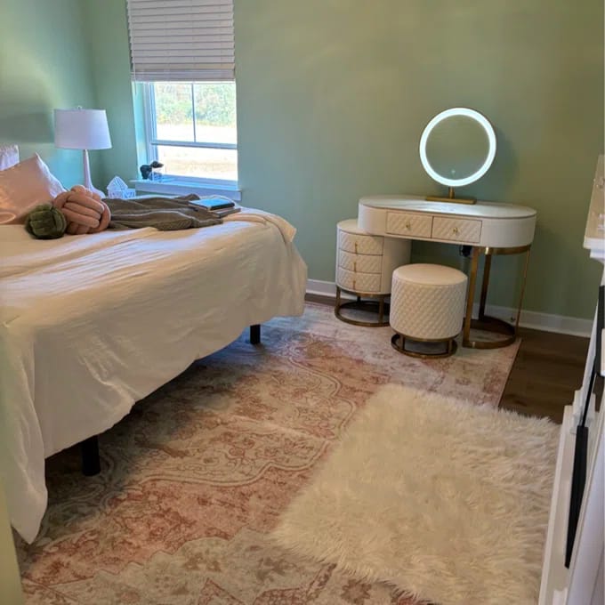 Customer photo review of Acodaiuy Vanity Desk | Makeup Vanity Desk White Vanity Table Dressing Table with Drawers Vanity Desk with Mirror & with Lights Makeup Table for Bedroom Bathroom - White