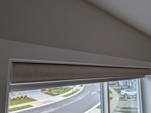 Customer photo review of SmartWings Motorized Roller Shades 100% Blackout Linen