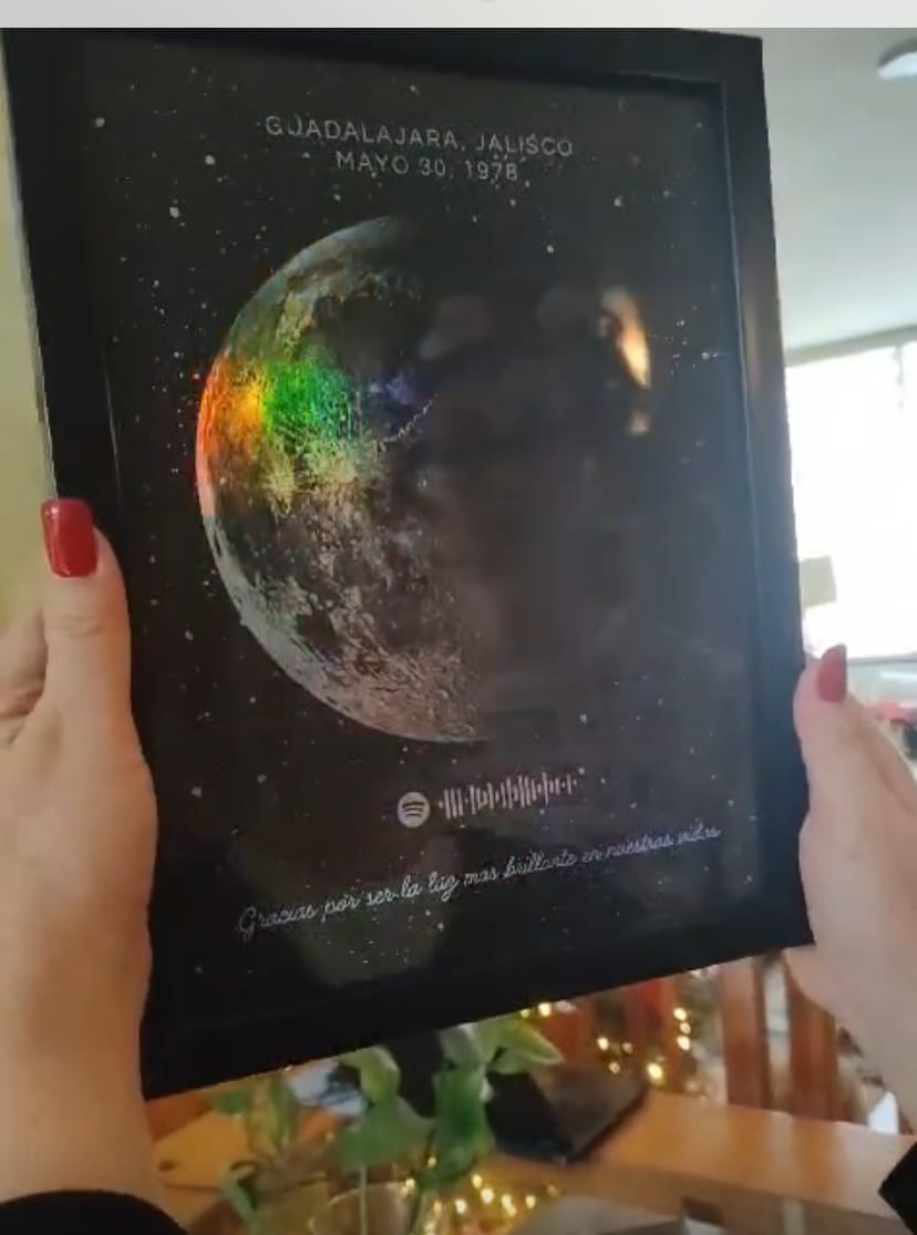 Customer photo review of Mapa Lunar Holográfico