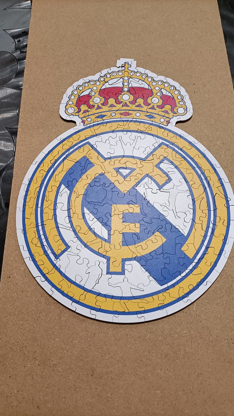 Customer photo review of Real Madrid CF® Logo - Rompecabezas de Madera