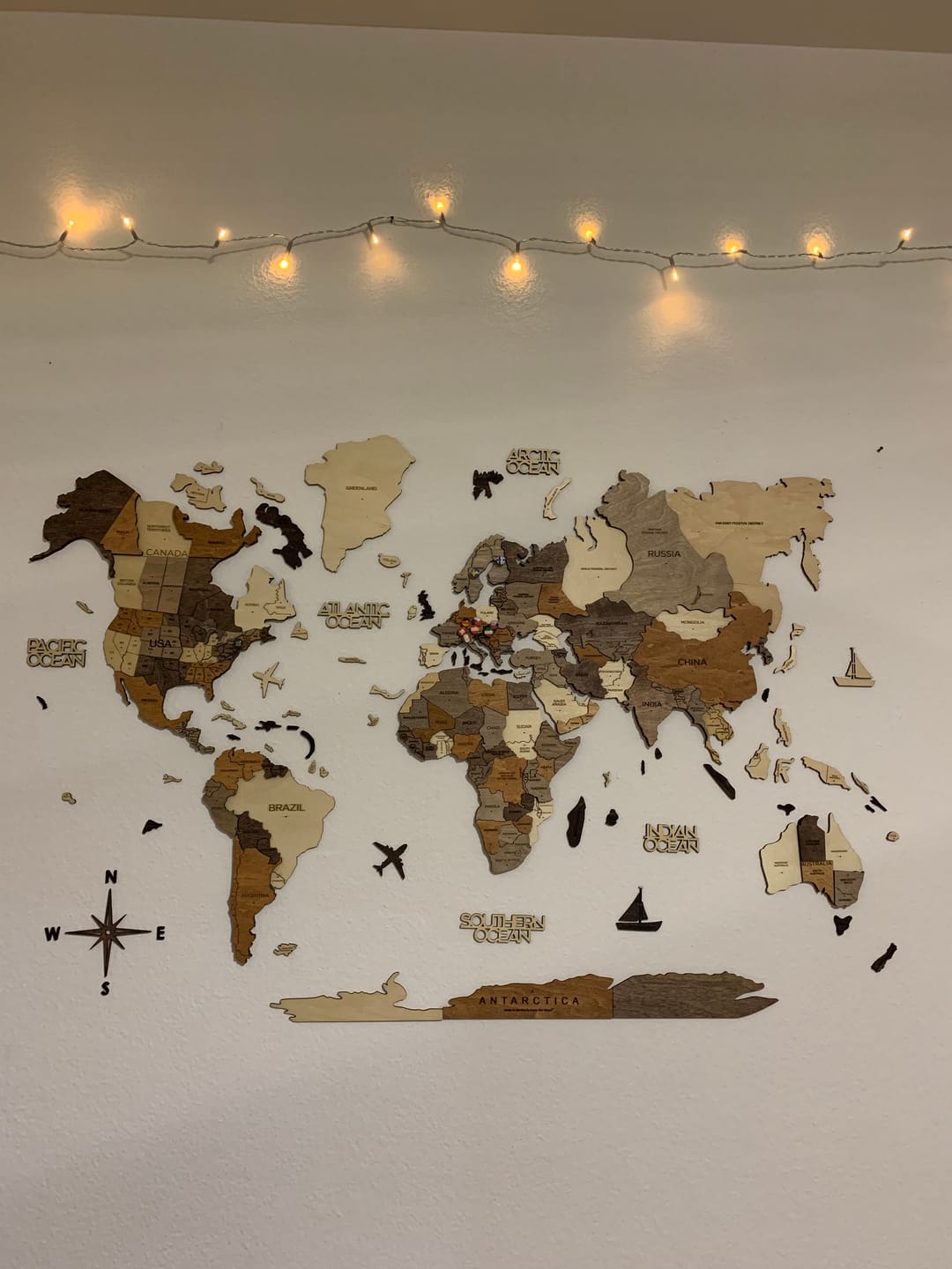 Customer photo review of Bundle: Weltkarte & Flaggen-Pins