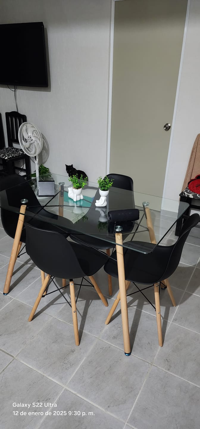 Customer photo review of Comedor Mesa T5 + 4 Sillas Oslo