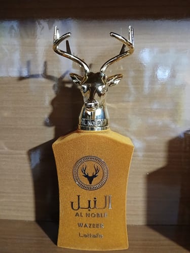 Reseña con foto de un cliente sobre Perfume Unisex Lattafa Al Noble Wazeer 100 ml EDP