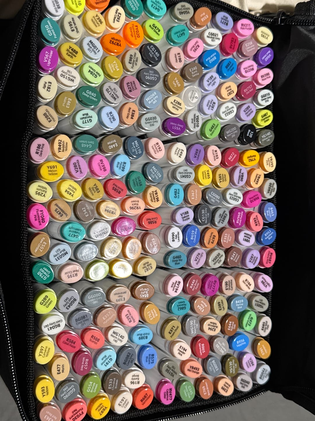 Customer photo review of Ohuhu Oahu 200 Colors Dual Tips Alcohol Art Markers, Fine & Chisel